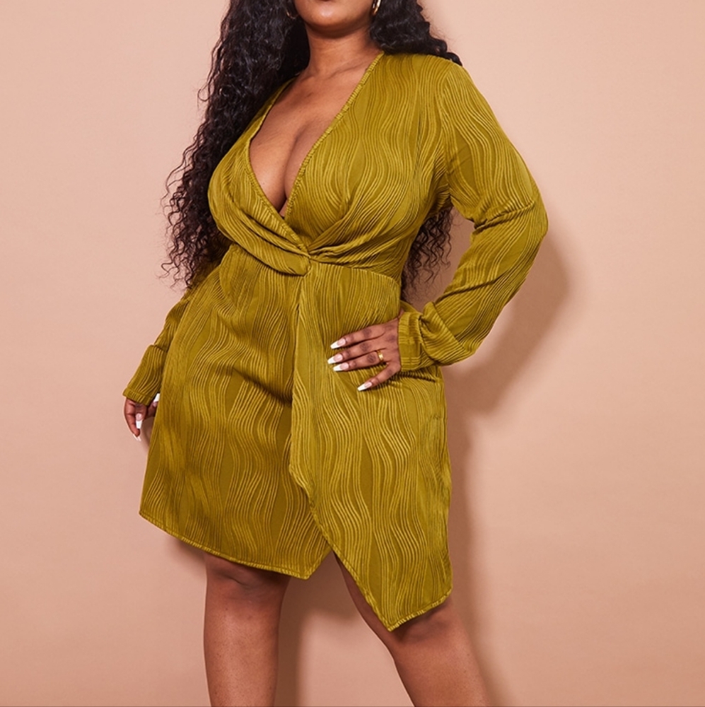 26 NWT PrettyLittleThing Plus Olive Plisse Wrap Front Dress